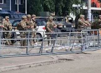Na sjeveru Kosova nastavljeni protesti, srpski ministar tvrdi da je situacija visoko rizična Vojne Snage Na Kosovu
