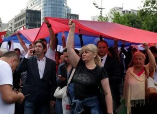Pun plato ispred Skupštine Srbije, okupljeni gledaju TV Pink Vucicev Miting U Beogradu