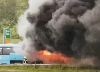 Autobus iz Tuzle se zapalio na autoputu u Hrvatskoj, spašeno svih 17 putnika (VIDEO) Zapaljen Autobus Iz Tuzle