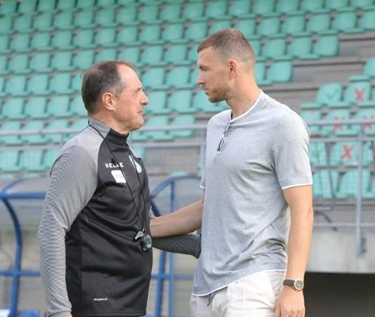 Džeko I Trener Hadžibegić (2)