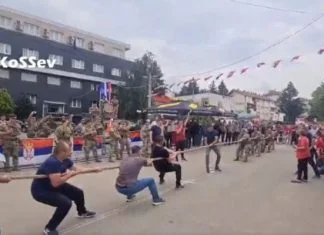 Vojnici Kfora i Srbi tokom protesta na Kosovu zaigrali tradicionalnu igru (VIDEO) Kosovo Povlačenje Konopca KFOR