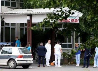 Nastavnik iz Lukavca dva puta reanimiran, operisan je i još je životno ugrožen OŠ Lukavac Grad Pucnjava Foto
