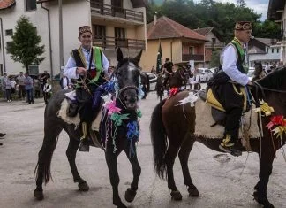 Konjanici iz Karaule krenuli ka Pruscu na manifestaciju ” 513. dani Ajvatovice” (FOTO) Polazak Za Manifestaciju Ajvatovice 2023