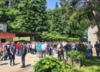 Račun RMU Zenica i dalje blokiran, dogovor nije postignut Protesti Rudara Ispred Preduzeća RMU Zenica