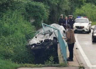 Na ulazu u Zenicu vozilom sletio s puta i udario u ogradu mosta Saobraćajna Nezgoda