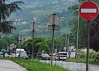 Policijsko vozilo ‘zakačilo’ drugo vozilo na GGM-u u Zenici Saobraćajna Nezgoda