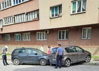 Saobraćajna nezgoda u blizini Osnovne škole “Meša Selimović”, učestvovala dva vozila Saobraćajna Nezgoda