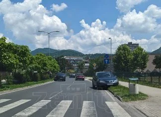 Vozač vozila vozio u suprotnom smjeru pa završio na trotoaru Saobraćajna Nezgoda GGM