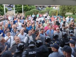 Bitka Za Vlast U Banovićima, Izbila Tuča Pred Zgradom Općine