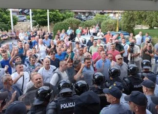 Bitka za vlast u Banovićima, izbila tuča pred zgradom Općine (VIDEO) Bitka Za Vlast U Banovićima, Izbila Tuča Pred Zgradom Općine