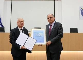 CIK BiH Uručio Zlatnu Plaketu Schmidtu