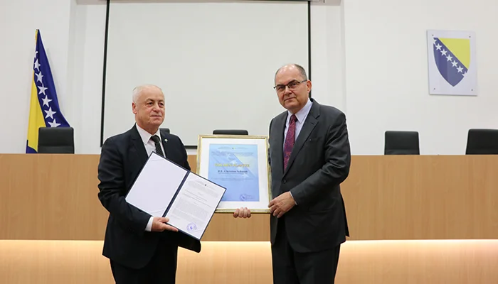 CIK BiH Uručio Zlatnu Plaketu Schmidtu