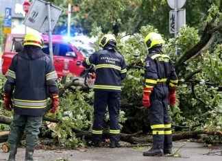 Od posljedica nevremena u Zagrebu poginule dvije osobe (VIDEO) Drveće Po Ulicama I Autima U Zagrebu