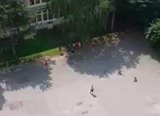 Mališani u Sarajevu prekinuli svoju igru kako bi odali počast žrtvama genocida u Srebrenici (VIDEO) Igralište U Sarajevu