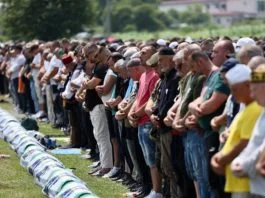 Klanjana đenaza Srebrenica 1