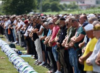 Klanjana đenaza Srebrenica 1