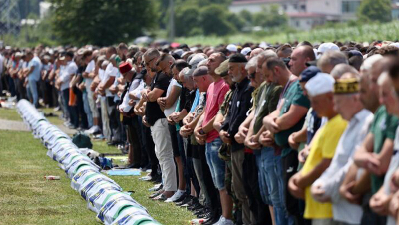 Klanjana đenaza Srebrenica 1