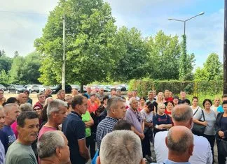 Radnici Krivaje ponovo pred kapijom preduzeća, od vlasti traže hitnu reakciju i uvezivanje radnog staža Okupljanje Radnika Preduzeća Krivaja