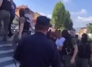 Predložen pritvor za 15 uhapšenih policajaca u Kaknju, građani im aplaudirali pred sudom (VIDEO) Privedeni Policajci MUP ZDK