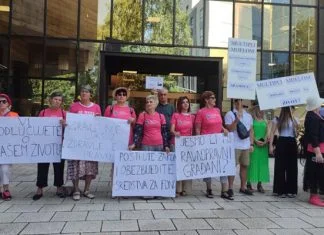 Počeli protesti ispred Parlamenta FBiH: “Vi odlučujete o našem zdravlju” Protest Teško Oboljelih Pacijenata U Sarajevu
