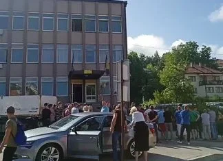 U Kaknju je prije dva dana zbog kriminala uhapšeno 16 policajaca, građani jutros zbog toga protestuju Protesti U Kaknju