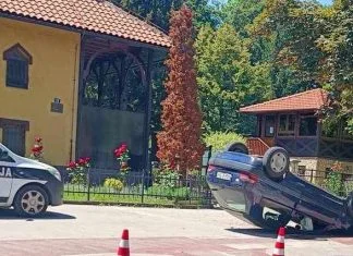 Automobil na Bulevaru u Zenici završio na krovu Saobraćajna Nezgoda