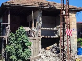 Srušena Kuća Zemljotres