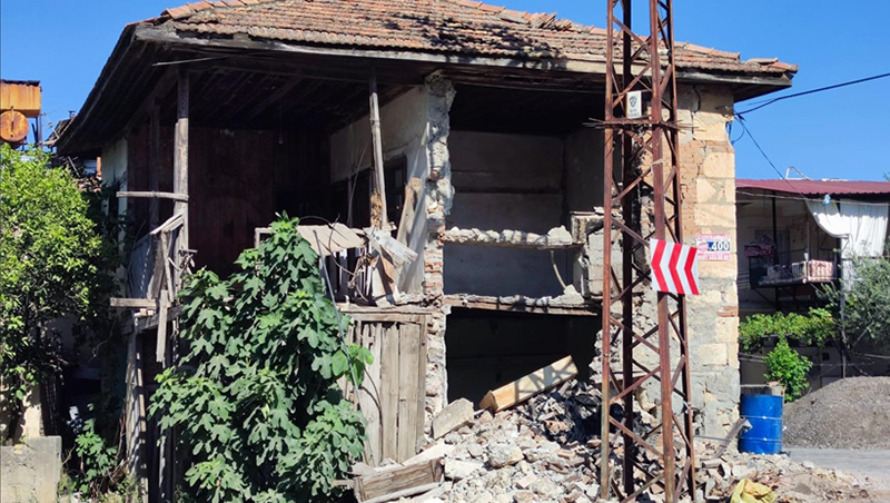 Srušena Kuća Zemljotres