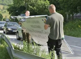 Vlast KS uklonila jednu tablu o “157.000 Srba koji su morali napustiti Sarajevo” jer se nalazi u FBiH Uklanjanje Table S Natpisom