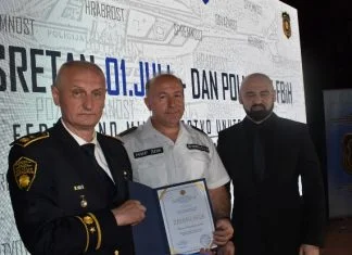 Komesaru Šišiću uručena zahvalnica u povodu obilježavanja “1. jula-Dana policije u Federaciji BiH” Uručenje Nagrade