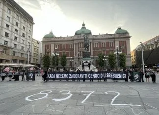 “Žene u crnom” povodom godišnjice genocida u Srebrenici organizovale stajanje u crnini Žene U Crnom