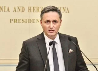 Bećirović odgovorio Vučiću: Šešeljev saradnik i Miloševićev ministar informiranja ne može nikome držati lekcije Denis Bećirović