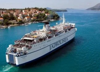 Pobjegao nag sa psihijatrije, divljao po brodu pa skočio u more Jadrolinija