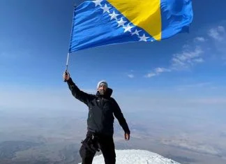 Na 5.137 metara visokom Araratu zavijorila se zastava BiH Na 5 137 Metara Visokom Araratu Zavijorila Se Zastava BiH Fena