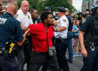 Nagradna igra za PlayStation u New Yorku krenula po zlu (FOTO) New York Navala Za Nagradnu Igru PlayStation