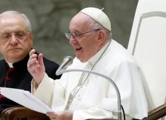 Papa: Crkva otvorena za sve, uključujući LGBT osobe, u okvirima svojih pravila