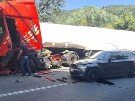 Sudar Dva Kamiona I Automobila Kod Zenice