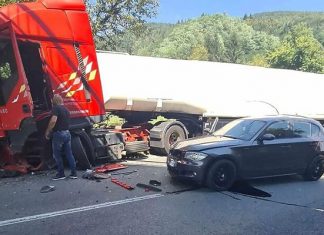 Sudar dva kamiona i putničkog vozila u Topčić Polju kod Zenice Sudar Dva Kamiona I Automobila Kod Zenice