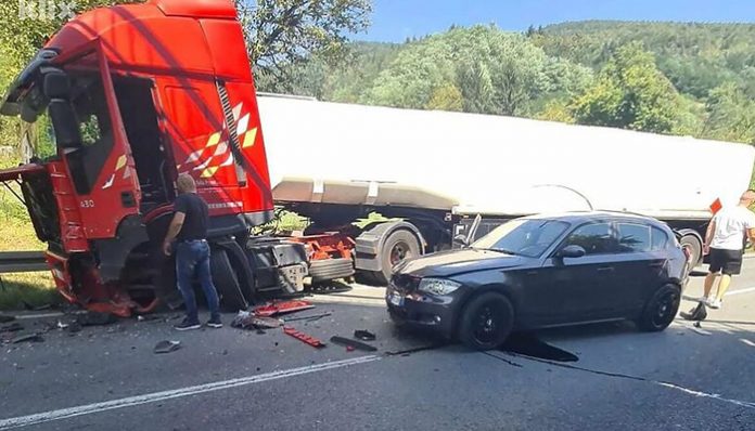 Sudar Dva Kamiona I Automobila Kod Zenice