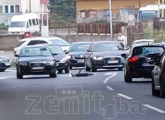 Udaren Pješak Na Trotinetu Na Bulevaru U Zenici