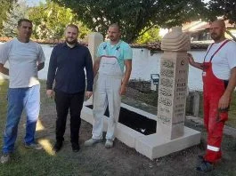 Usame Zukorlić Sa Zeničkim Kamenorescima Pored Mezara Muftije Zukorlića