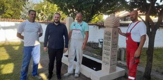 Usame Zukorlić Sa Zeničkim Kamenorescima Pored Mezara Muftije Zukorlića