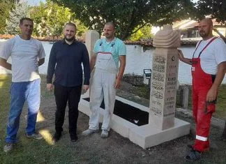 Nišani muftije Zukorlića nisu pravljeni od stećaka, ali jesu od posebnog kamena Usame Zukorlić Sa Zeničkim Kamenorescima Pored Mezara Muftije Zukorlića
