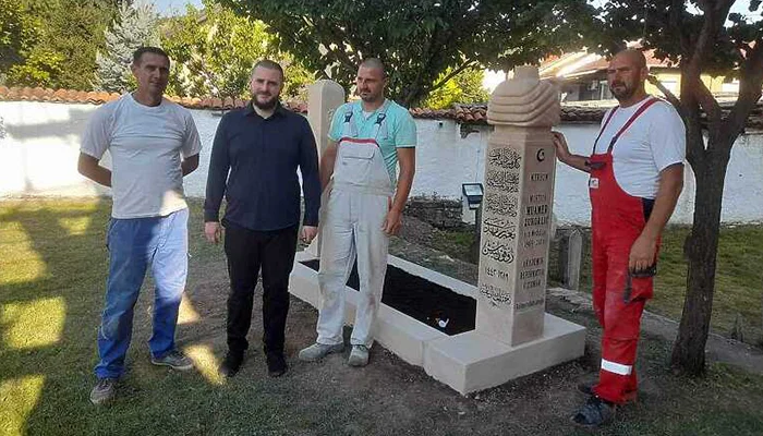 Usame Zukorlić Sa Zeničkim Kamenorescima Pored Mezara Muftije Zukorlića