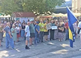 Protest penzionera u Tuzli, traže veće penzije i bolju zdravstvenu zaštitu Protest Penzioneri Tuzla