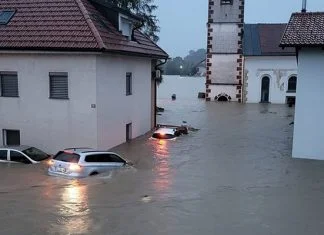 Nevrijeme u Sloveniji, sela su potopljena, a bujice nose automobile Slovenija Poplave 24ur