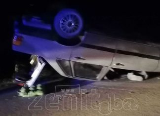 Automobil Na Krovu Saobraćajna Nesreća