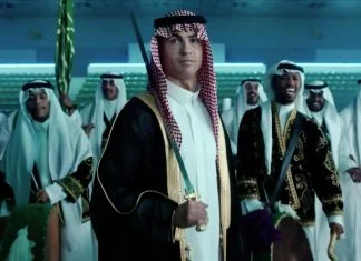 Cristiano Ronaldo zaplesao s mačem u tradicionalnoj arapskoj nošnji Cristiano Ronaldo