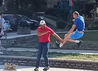 Mlađi muškarac u centru Zenice fizički nasrnuo na starijeg prodavača knjiga (VIDEO) Fizički Nasrtaj Na Starijeg Muškarca
