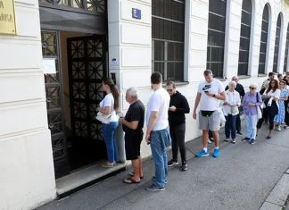 U Hrvatskoj formiran ogroman red za kupnju kovanice od dva eura Hrvatska Narodna Banka Red AA